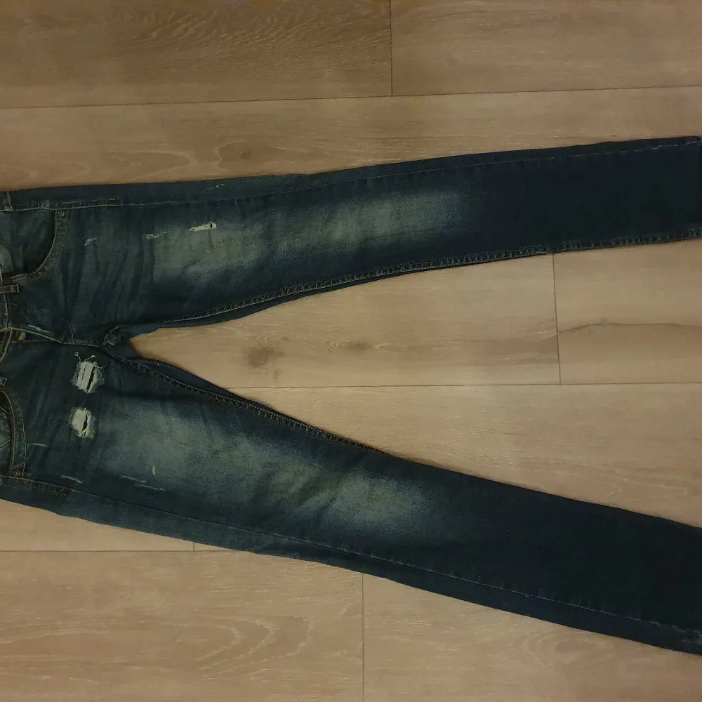 Jeans från Desigual med snygga slitningar. Min favorit, men tyvärr för liten. Strl 26. Nypris 1285 kr. Säljes för 180 kr. Jeans & Byxor.