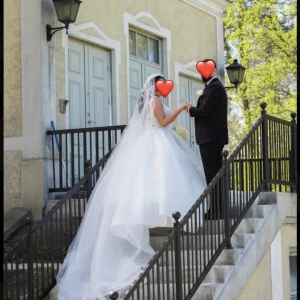 Bröllopsklänning - Hej nu säljer jag min bröllopsklänning som endast använts en kväll! Jag säljer den tillsammans med tiara, underkjol och slöja. Jag köpte allt för 35.000kr samt har jag kemtvättat klänningen för 1500kr. Den går att justera i storlek då det är band i rygg