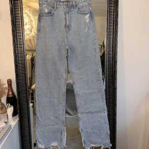 Zara jeans - Skitsnygga, knappt använda med slitning