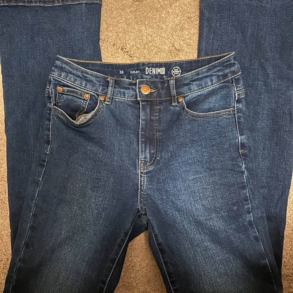 Mörkblå flare jeans från Lindex i susan modell. Materialet är stretchigt och passar 36/38/40 . Jeans & Byxor.