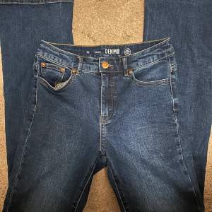 Mörkblå flare jeans från Lindex i susan modell. Materialet är stretchigt och passar 36/38/40 