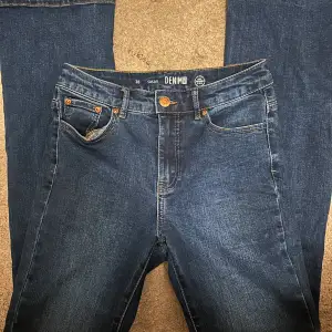 Mörkblå flare jeans från Lindex i susan modell. Materialet är stretchigt och passar 36/38/40 