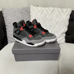 Jordan 4 - Nästan helt nya Jordan 4 Infrared. Skorna har använts endast vid 2 tillfällen. Säljer de pågrund av att de inte matchar med min stil och därför har ingen användning för de. In och Ursula är oskadda. Kvitto och box medföljer. Pris kan diskuteras privat. 