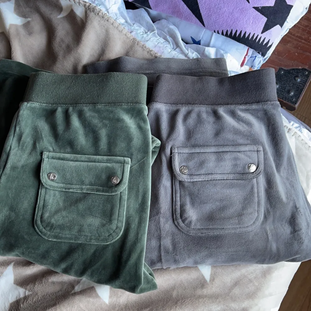 Gör en intresse koll på mina juicy byxor, säljer beroende på pris. Dom gröna är i storlek M och dom gråa är storlek L. Gråa sålda!!. Jeans & Byxor.