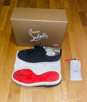 LOUBOUTIN SKOR - Jag säljer mina Louboutin skor som är i mycket bra skick 9/10. Jag har endast använt de två gånger och använde de då varsamt. Låda samt tillhörande påse, skohorn samt extra skosnören följer sjölvklart med.   Bara att höra av dig vid eventuella frågor!