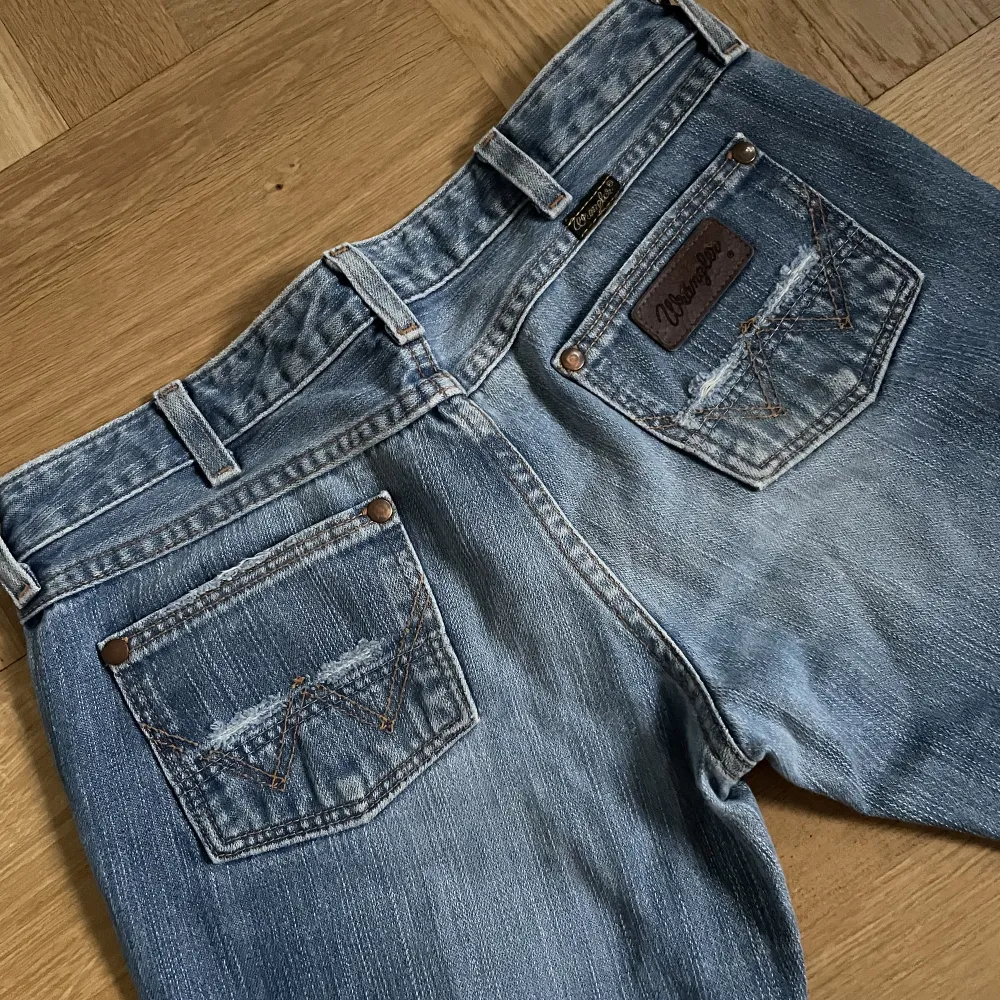 Jättesnygga boot cut, low waist Wrangler-jeans i stl 33/34. Använda men i fint skick. Mått innerben 89, midja (low cut) ca 40.. Jeans & Byxor.