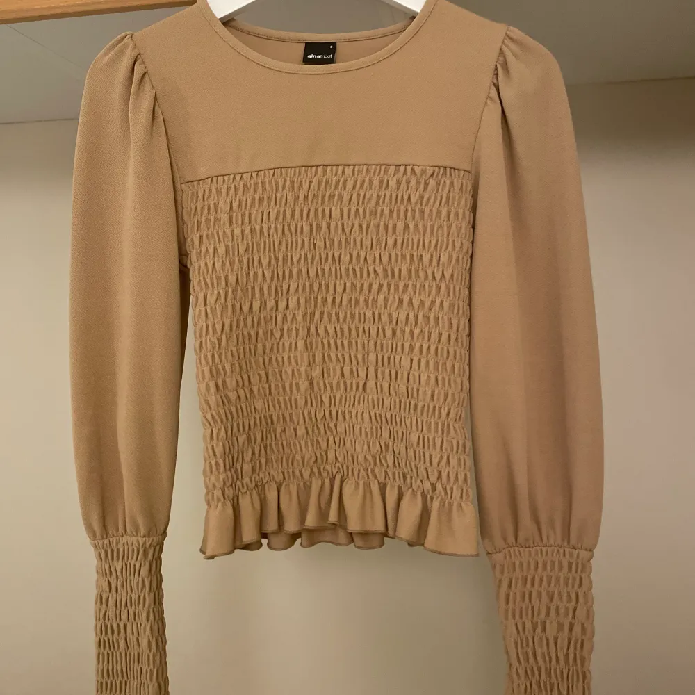 Fin beige/brun topp/tröja. Toppar.