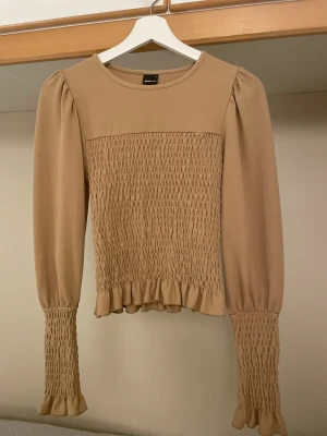 Topp/tröja - Fin beige/brun topp/tröja
