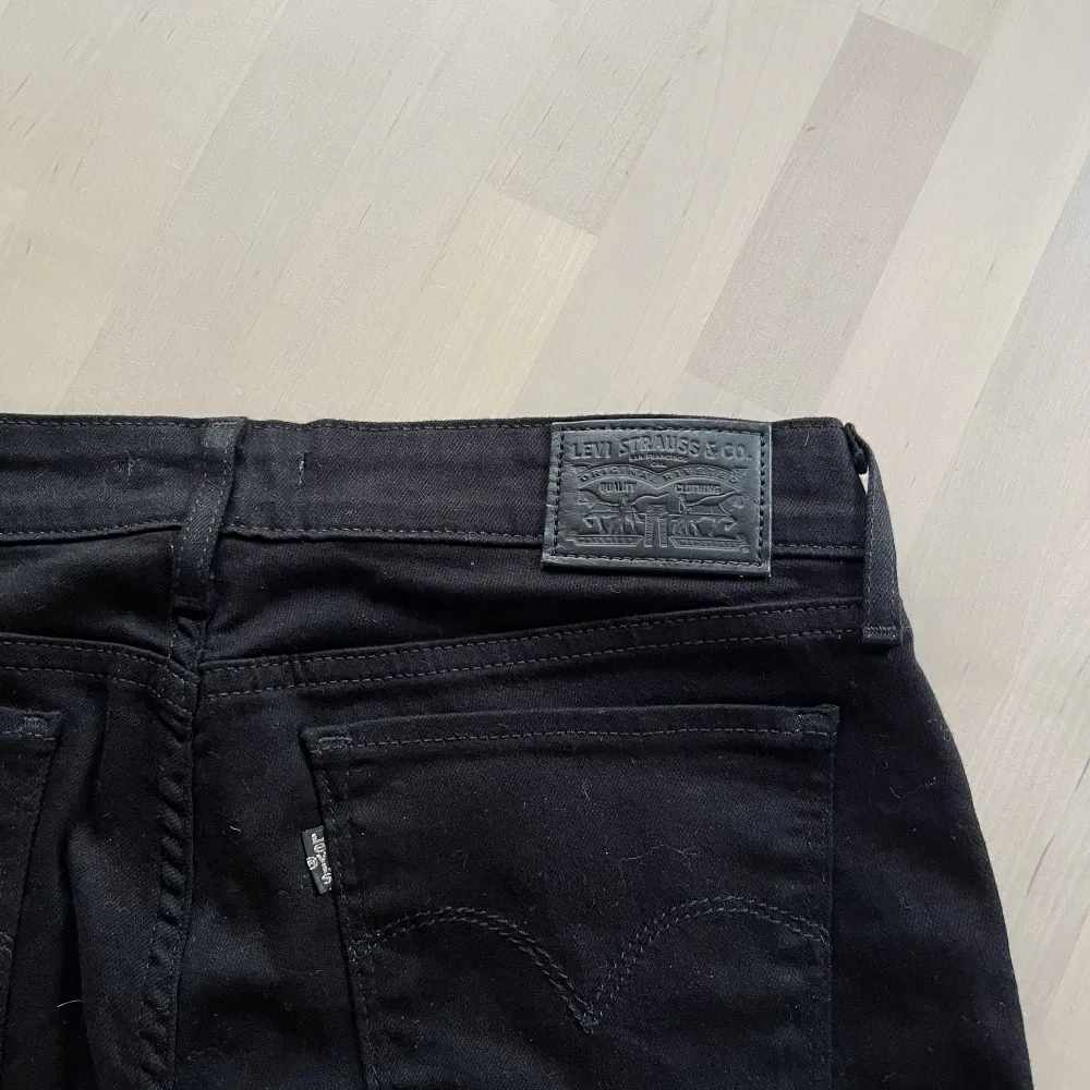 Oanvända jeans med lappar kvar, storlek 28 med längd 34. Typ en 36/38a i midjan . Jeans & Byxor.