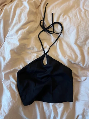 halterneck topp zara - en jättefin halterneck knyttopp från zara, använd fåtal gånger. 