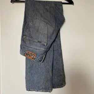 Lee jeans med så fin tvätt i använt skick💕det står ingen storlek men jag är 165 lång och brukar har storlek S.