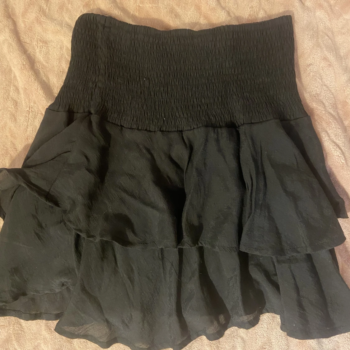 Svart volangkjol i linne