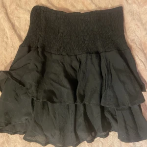 Svart volangkjol i linne - Säljer min svarta trendiga volangkjol som är i linnematerial. Jättefin men har tyvärr inte använts mycket. Därför säljer jag den och den är helt utan defekter! Passar på sommaren, som en volangtopp och tillsammans med strumpbyxor när det är kallare väder💕