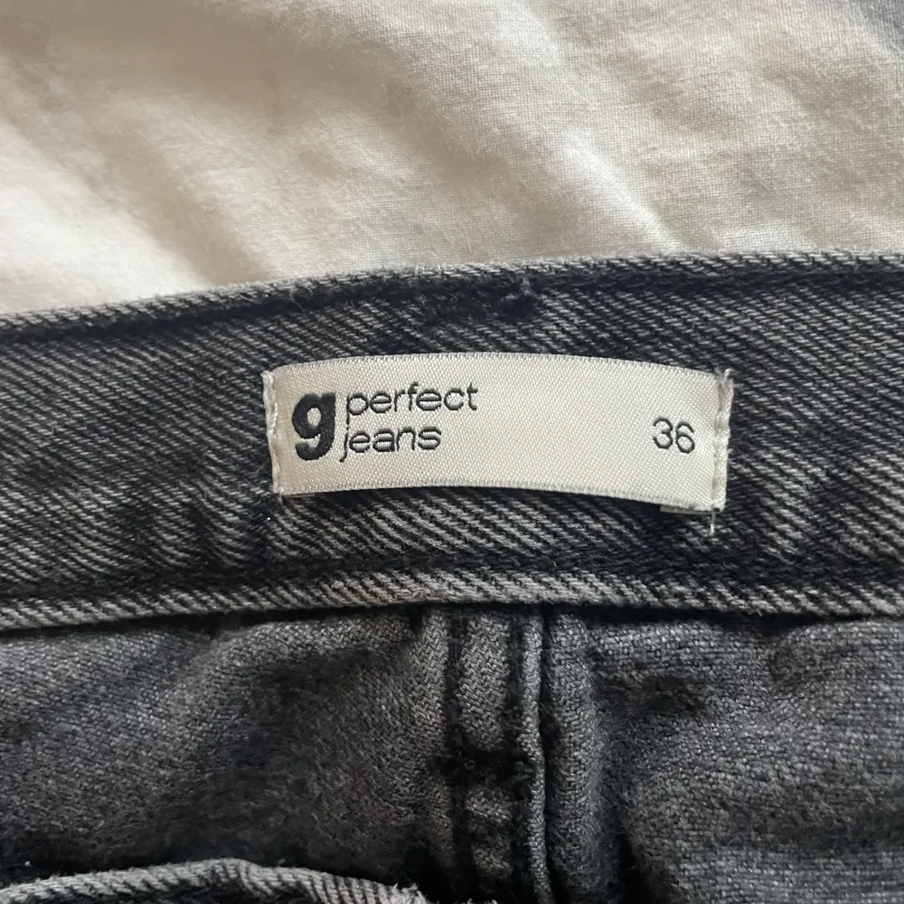 Säljer ett par super fina low waist jeans som är använda ett par gånger. Säljer pga att dom har blivit för små. Köpta för 500kr❤️. Jeans & Byxor.