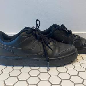 Ett par svarta Nike skor som inte är till användning längre. Dem är i ganska bra skick och inte smutsiga. Väldigt sköna skor att ha till skolan och gå mycket i.