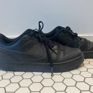 Ett par svarta Nike skor som inte är till användning längre. Dem är i ganska bra skick och inte smutsiga. Väldigt sköna skor att ha till skolan och gå mycket i.