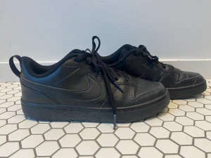 Nike skor  - Ett par svarta Nike skor som inte är till användning längre. Dem är i ganska bra skick och inte smutsiga. Väldigt sköna skor att ha till skolan och gå mycket i.