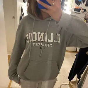 Snygg hoodie från bohoo med tryck 💕 Säljer då jag inte längre har använding för den!!