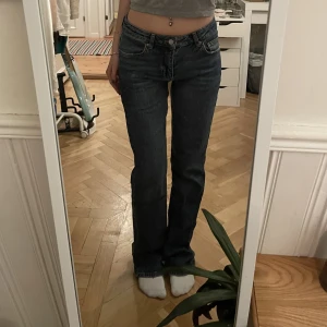 Gina jeans 💕 - Så snygga mid/low waist jeans från ginatricot💘köpta för 500, sparsamt använda! jag är 167 o de är lite för långa för mig. Färgen framkommer bäst på andra bilden 💖