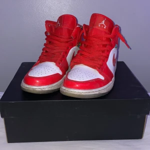 Jordan 1 mid - Jag säljer nu mina Jordan 1 mid Barcelona då de inte kommer till användning  Nypris 2100  De har inga crease och inte allt för dåligt heeldrag.