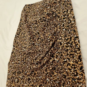 Kjol med slits - Kjol med tiger print. Slits vid sidan 