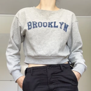 Croppad collagetröja - Så go och mysig. Önskar att jag passade i grå för den är så helvetes jäkla snygg i både passformen och färg. Bra längd på ärmarna också. Älskad länge men inga skönhetsfel vad jag kan hitta. Har ”broderat” v-kryss vid halsen som nästan syns i bild 1.