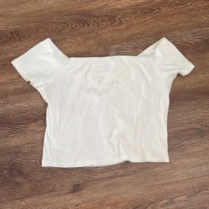 Off shoulder tröja - Ribbad NA-KD T-shirt 