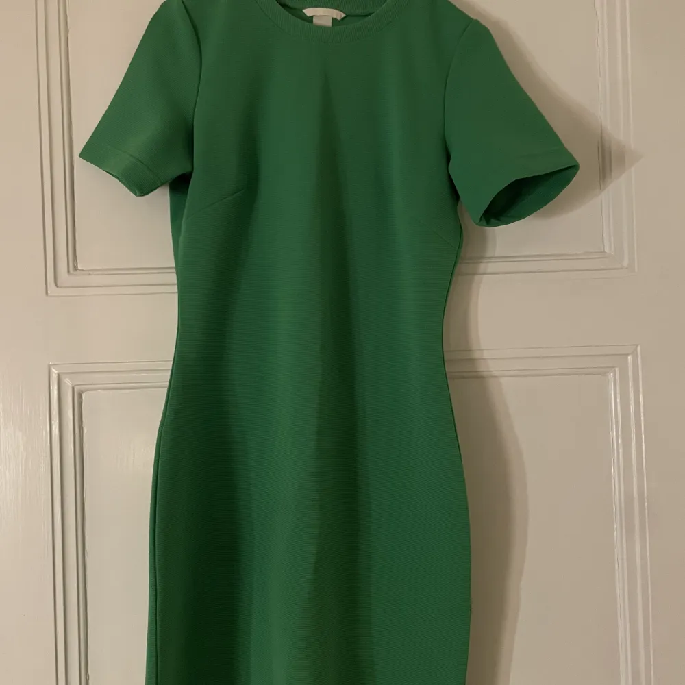 Grön fodralklänning från H&M i strl S (funkar nog även som M). Endast använd ett par gånger, därav i väldigt gott skick!. Klänningar.