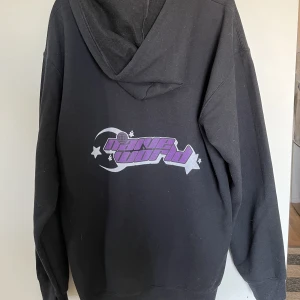 Naive World Hoodie - - Nästan aldrig använd - Bra kvalitet