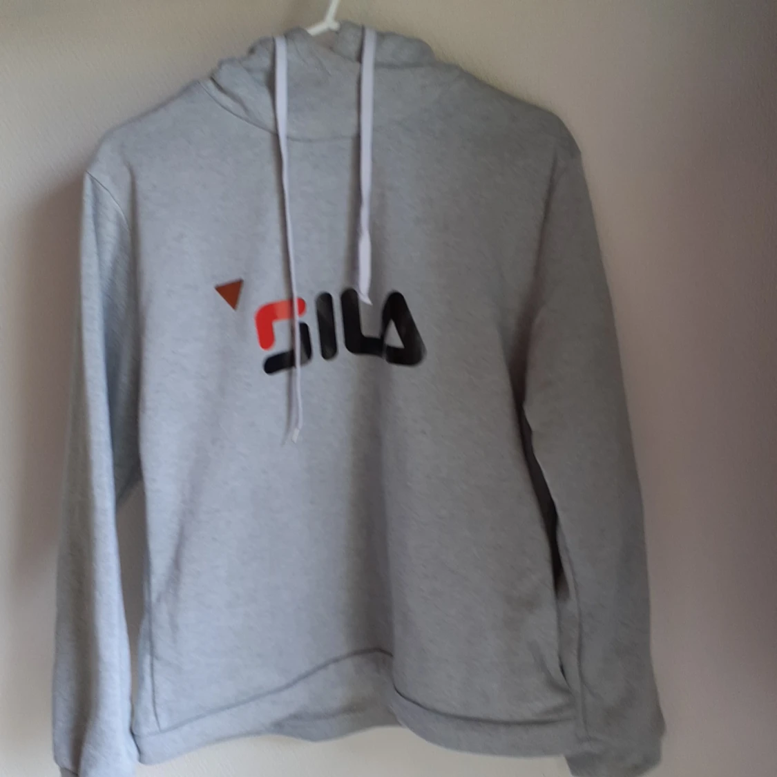 Grå hoodie 