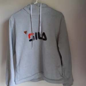 Grå hoodie  - En hoodie i filastyle!