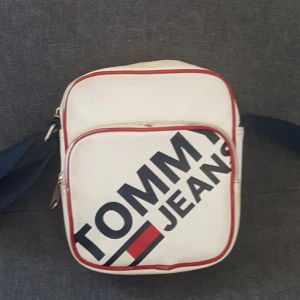 Tommy jeans väska - Väldigt sliten, och har lite färg på sig, annrs funkar den bra