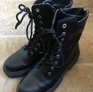 Svarta boots/kängor stl 40 - Säljer pga att de inte passade. Använda en gång! Se bild för skavank