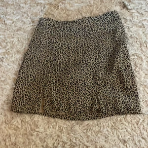 Kjol - Fin kjol med slits detaljer (2st) från pull & bear. Storlek S men skulle säga XS/ XXS. 