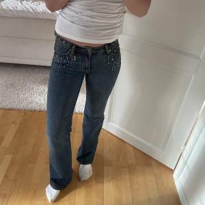 Säljer unika lågmidjade jeans. Köpt second hand, men aldrig använda. Långa på mig 174cm!