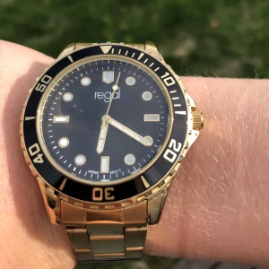 Regal klocka  - Det är en regal klocka använd några gånger fungerar perfekt, nypris 649☺️ priset ej hugget i sten