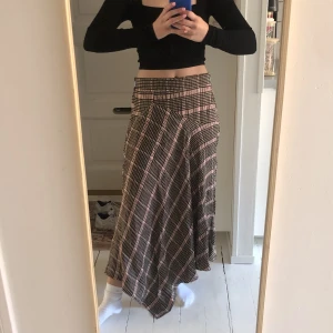 Lång rutig kjol i siden  - Så himla fin kjol som passar perfekt till lite finare tillfällen, den är tyvärr för stor för mig 