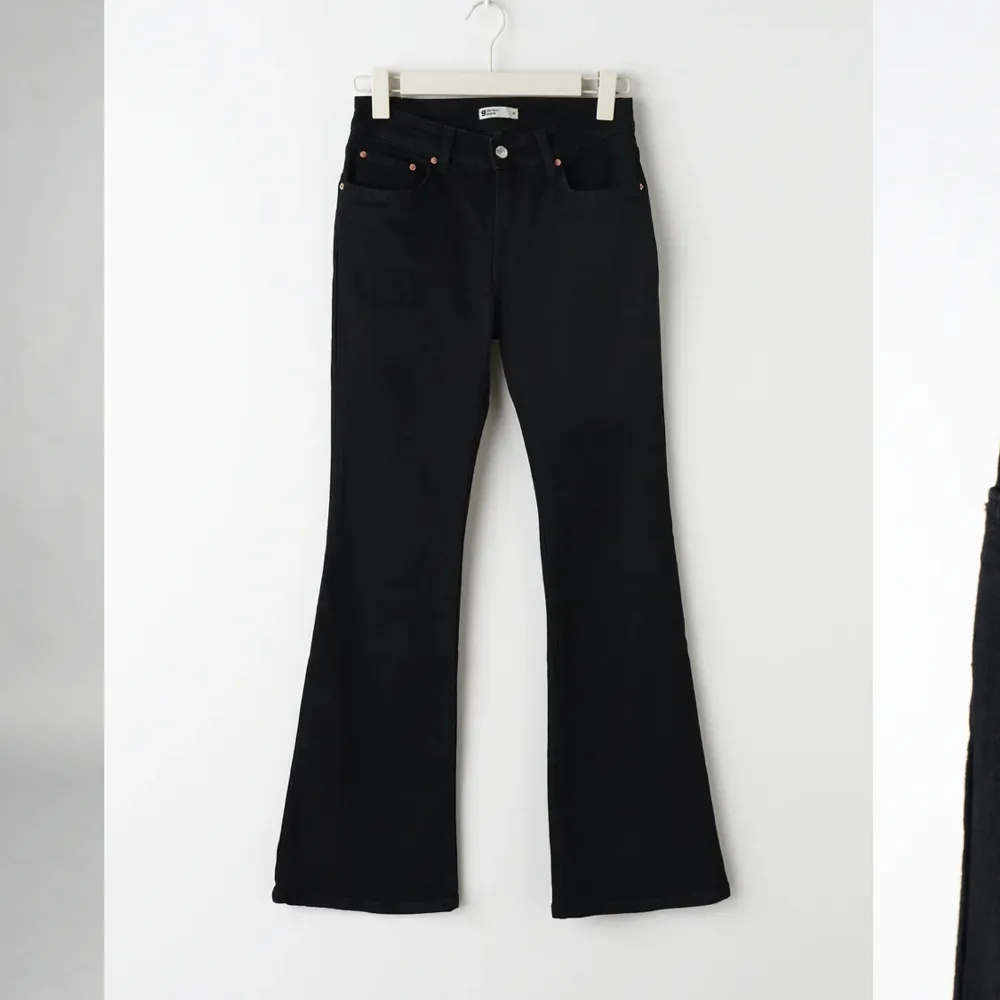 Säljer mina svarta lågmidjade jeans från Gina tricot som är slutsålda och i bra skick! Skriv privat för flera bilder! Köparen står för frakten.. Jeans & Byxor.