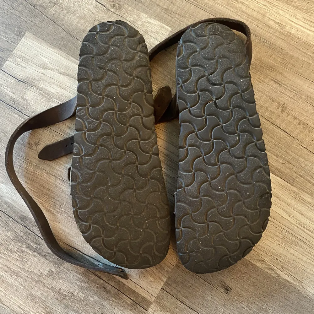 Ett par Birkenstock sandaler med remmar.  Storlek 39.  Endast använda i ett par månader.  . Skor.