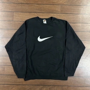Bootleg Nike Swoosh sweatshirt - Snygg vintage Bootleg Nike Sweatshirt på en Fruit of the loom tröja i storlek L! Bara att skriva om du undrar över något🙏