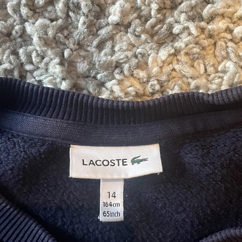 Mörkblå Lacoste tröja, passar på dig som är 164 cm, skriv i Dm om ni har några frågor🔥. Tröjor & Koftor.