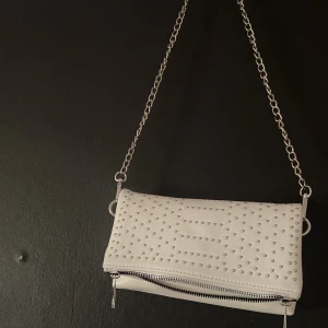 Vit väska  - En vit väska som passar till allt . Kommer inte till användning tyvärr men är jätte fin nu till sommaren . 