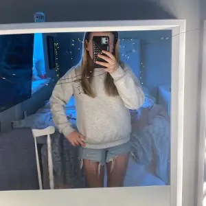 Fina blåa jeansshorts. Helt ok skick❣️. Annars jätte fina på 