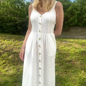 Vit Sommarklänning i Linne - Jättesöt vit sommarklänning🥰Perfekt till midsommar, sommarkvällar och sommarens alla tillfällen🫶🏻Säljer den pga för stor. Jag är S - passar för M💗Inga defekter.
