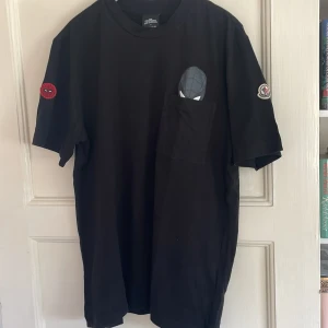 Moncler x Sider-Man t-shirt  - Moncler X Spider-Man T-shirt  Kostar 2800 i butik 