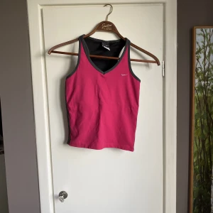 Nikelinne - - Äldre nikelinne i bumullstyg och inbyggd sportbh  - dryfit  