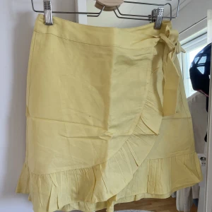 ljusgul linnekjol  - ljusgul kjol i linne material, aldrig använd, från EDITED💘