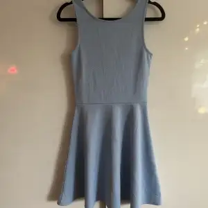 En superfin babyblå trikåklänning  från H&M i strl 34!💓