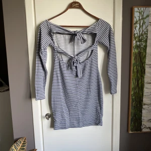 Randig klänning - - bomullsklänning med öppen rygg - tjockare tyg så man behlver inte ha någon bh under 