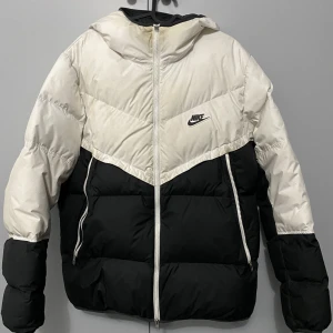 Nike vinter jacka  - Några år gamal Nike jacka i storlek Medium. Säljer då den inte blivit använd på länge. Lite fläckig men inget stort.